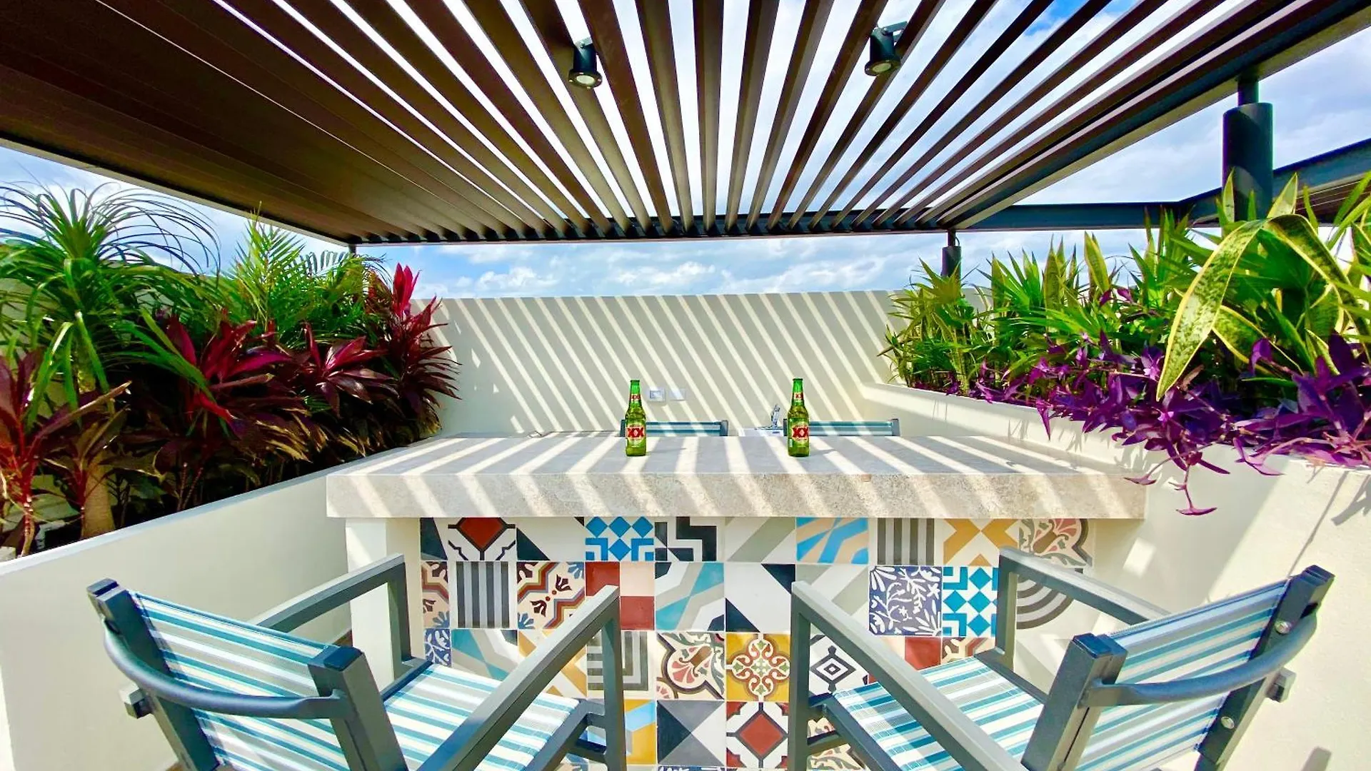 Large Studio, Large Rooftop Pool, Great Location! Playa del Carmen Apartment