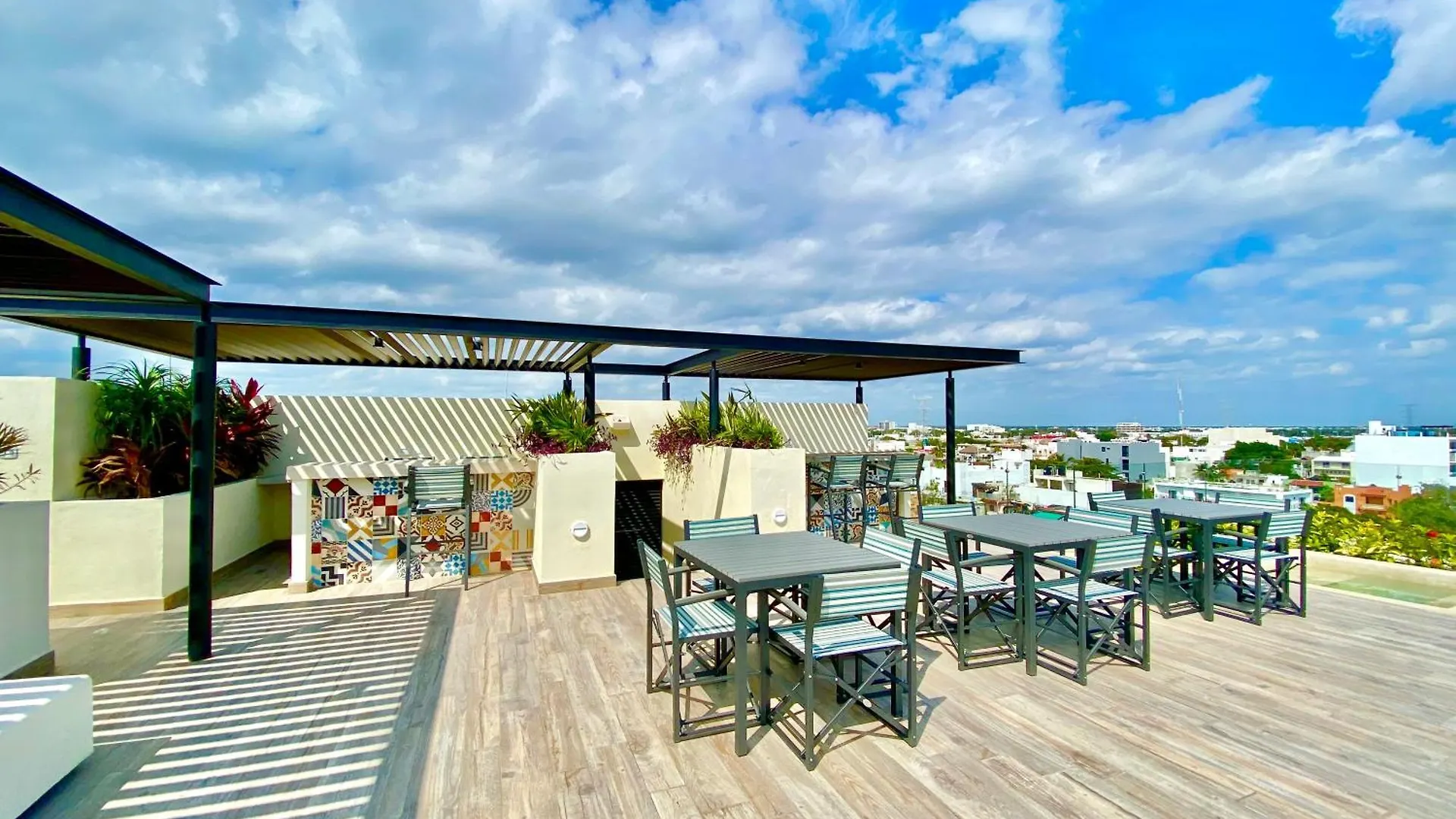 Apartment Large Studio, Large Rooftop Pool, Great Location! Playa del Carmen