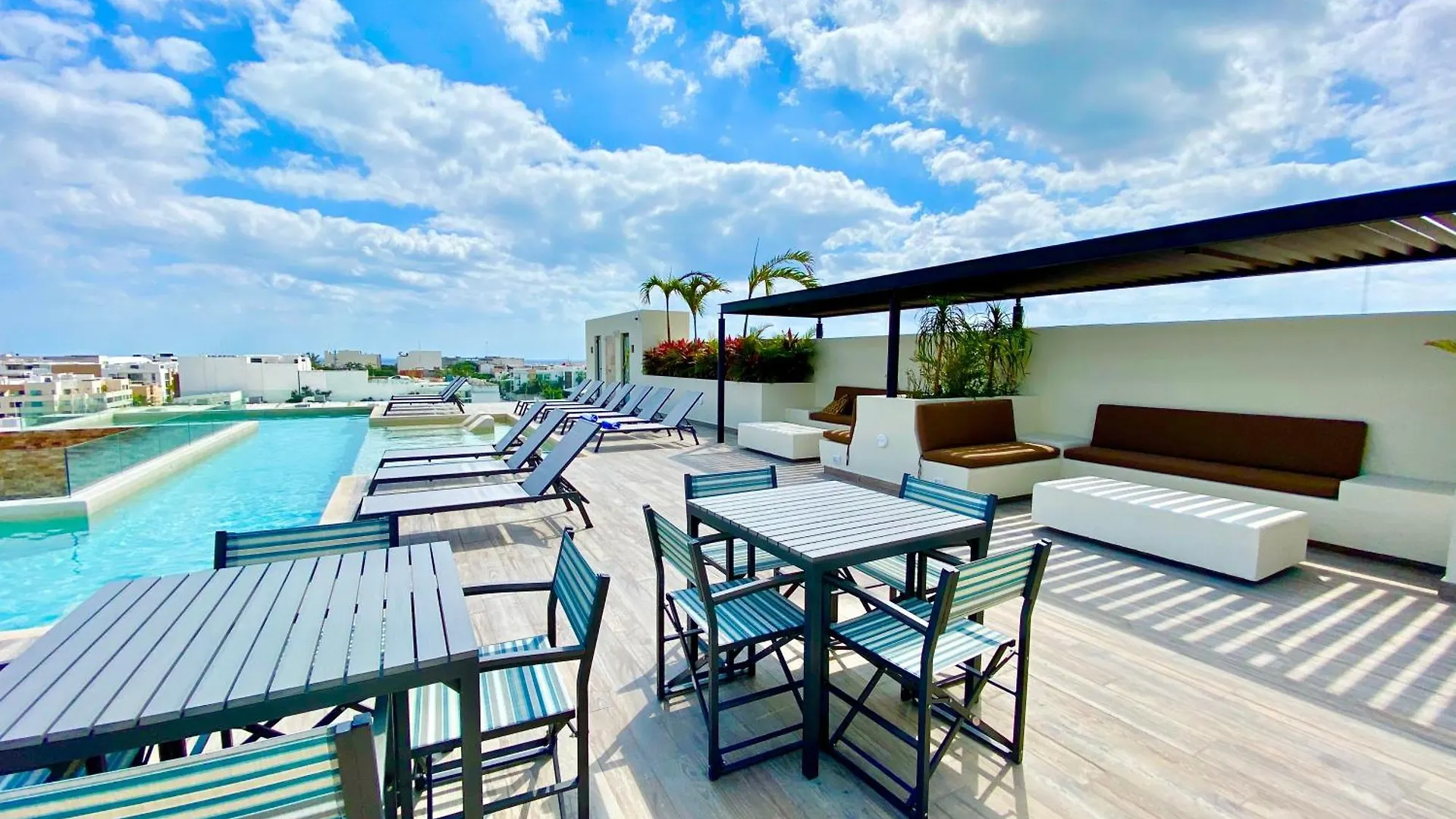 Large Studio, Large Rooftop Pool, Great Location! Playa del Carmen Mexico
